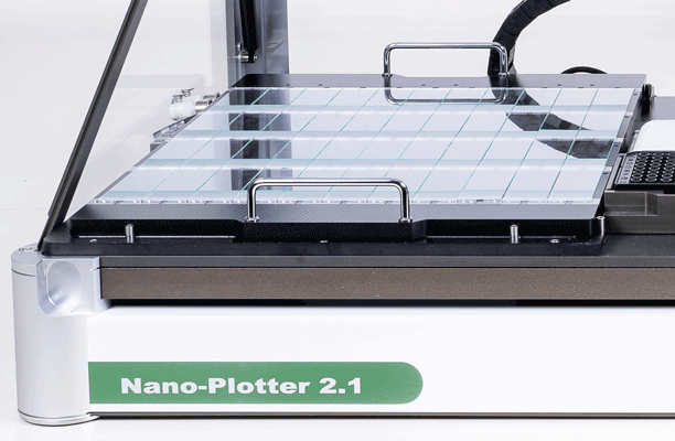 The universal tray for NP2.1 accomodates either up to 44 slides, six SBS format plates or a combination of both