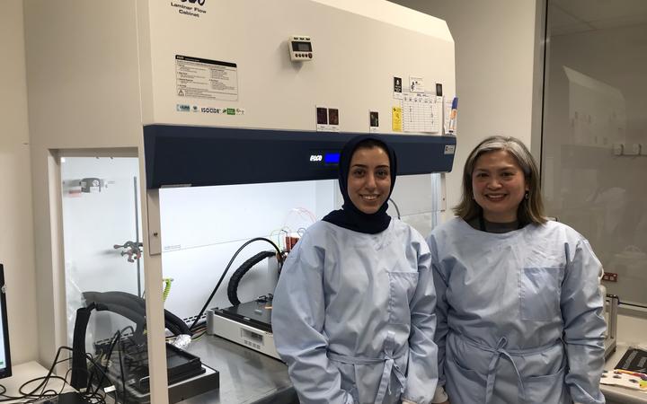 Mina Rajabi und Dr. Jaydee Cabral in front of their GeSiM bioprinter (Photo: RNZ / Claire Concannon)