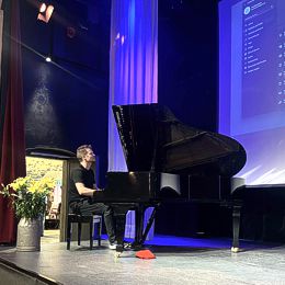 Hans Howitz is playing piano Piano