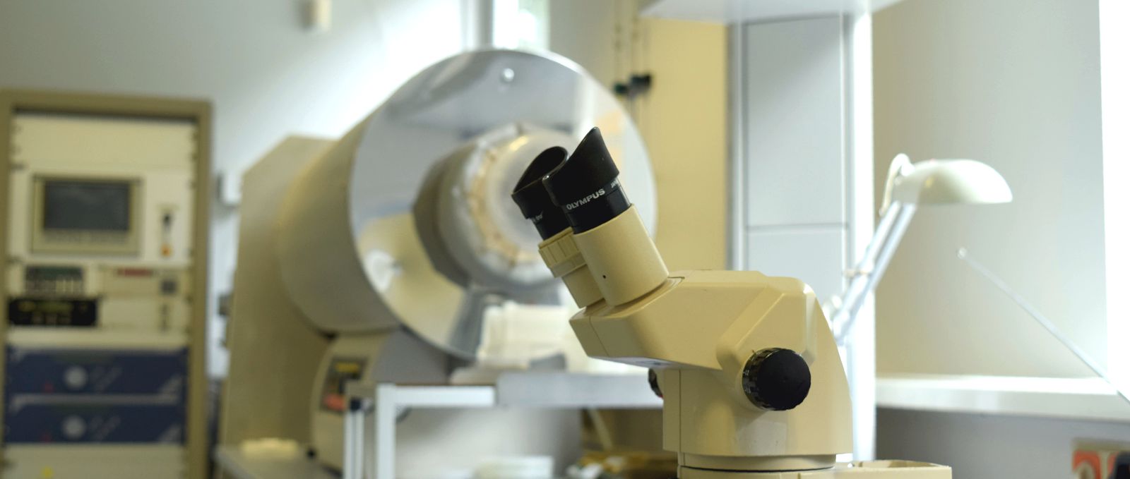The cleanroom for wafer processing at GeSiM.